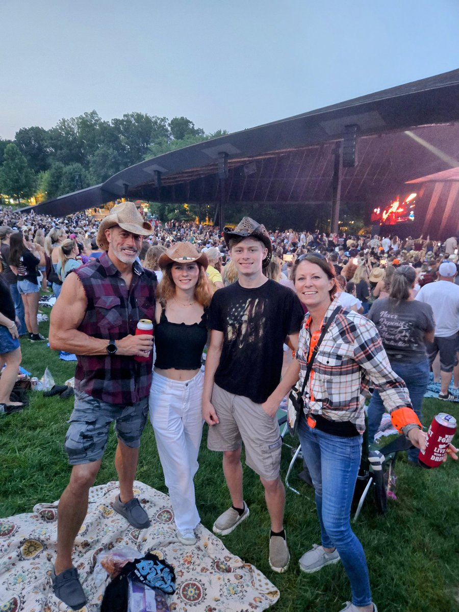 BillEkid73's tweet photo. @lukebryan ... amazing show https://t.co/1ZOOZFRYQ7