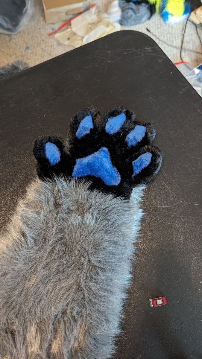 Hey Look!  Let me give you a hand.   

Next creation is almost ready for his big reveal.   

#FursuitFriday #fursuitmaker