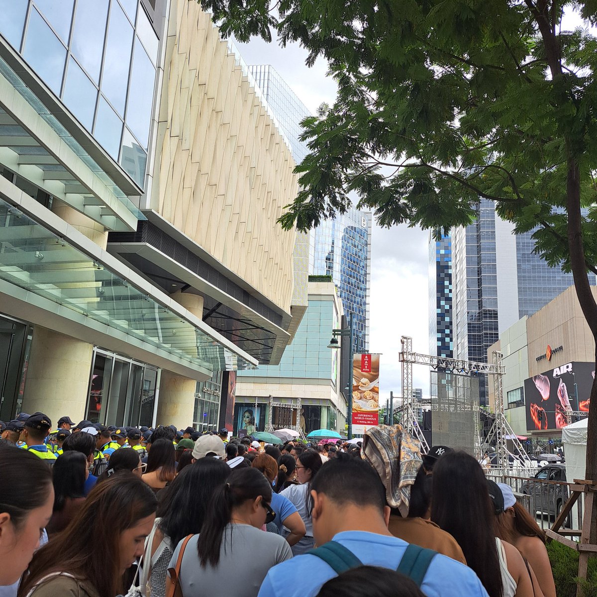 lochpeon's tweet photo. Based sa naririnig, more than 500 people na ang nandito sa BGC for Samsung #GalaxyAIFestival https://t.co/7iJgRP4k4M