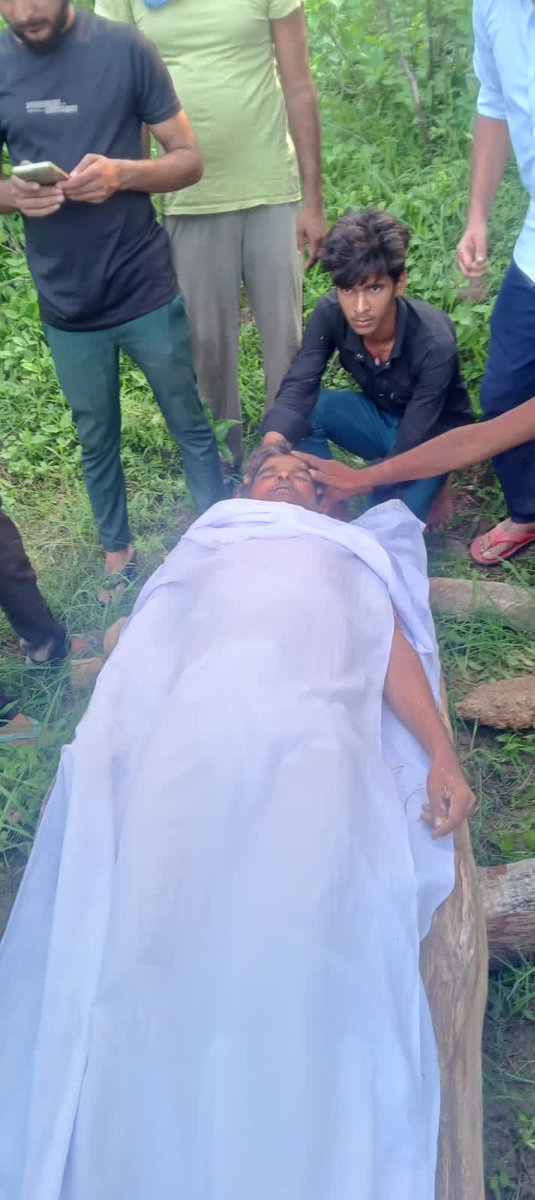 प्राथमिक विद्यालय गुजरई वि० क्षेत्र बिलग्राम जनपद हरदोई में शिक्षा मित्र के पद पर कार्यरत श्री मनोज कुमार शिक्षा मित्र ने आज दिनांक 13/07/ 2024 को सरकार की गलत नीतियों के कारण फांसी लगाकर आत्म हत्या कर ली हैं। ईश्वर उनकी आत्मा को शांती दे ..…
<a href="/Aamitabh2/">Amitabh Agnihotri</a> 
<a href="/shivkmishra/">Shiv Kumar Mishra</a>