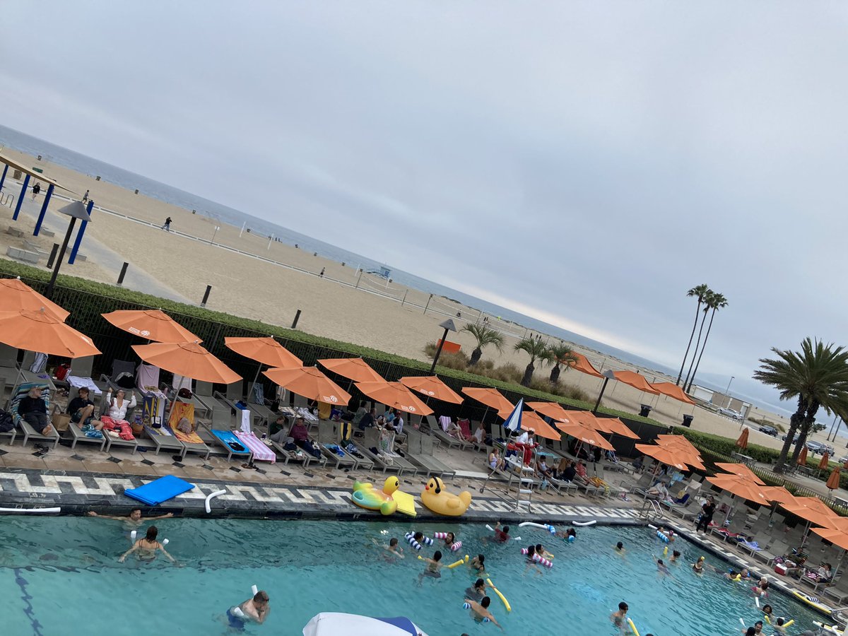 SteveLaRue2's tweet image. Very fun #SunsetSwim 🌅🏊‍♂️ tonight @SMBeachHouse 🙋🏼‍♂️🏖️ #AdultsOnly #PoolFloats #popcorn 🍿 S’mores 🍫 #Music #BeachHouseBliss