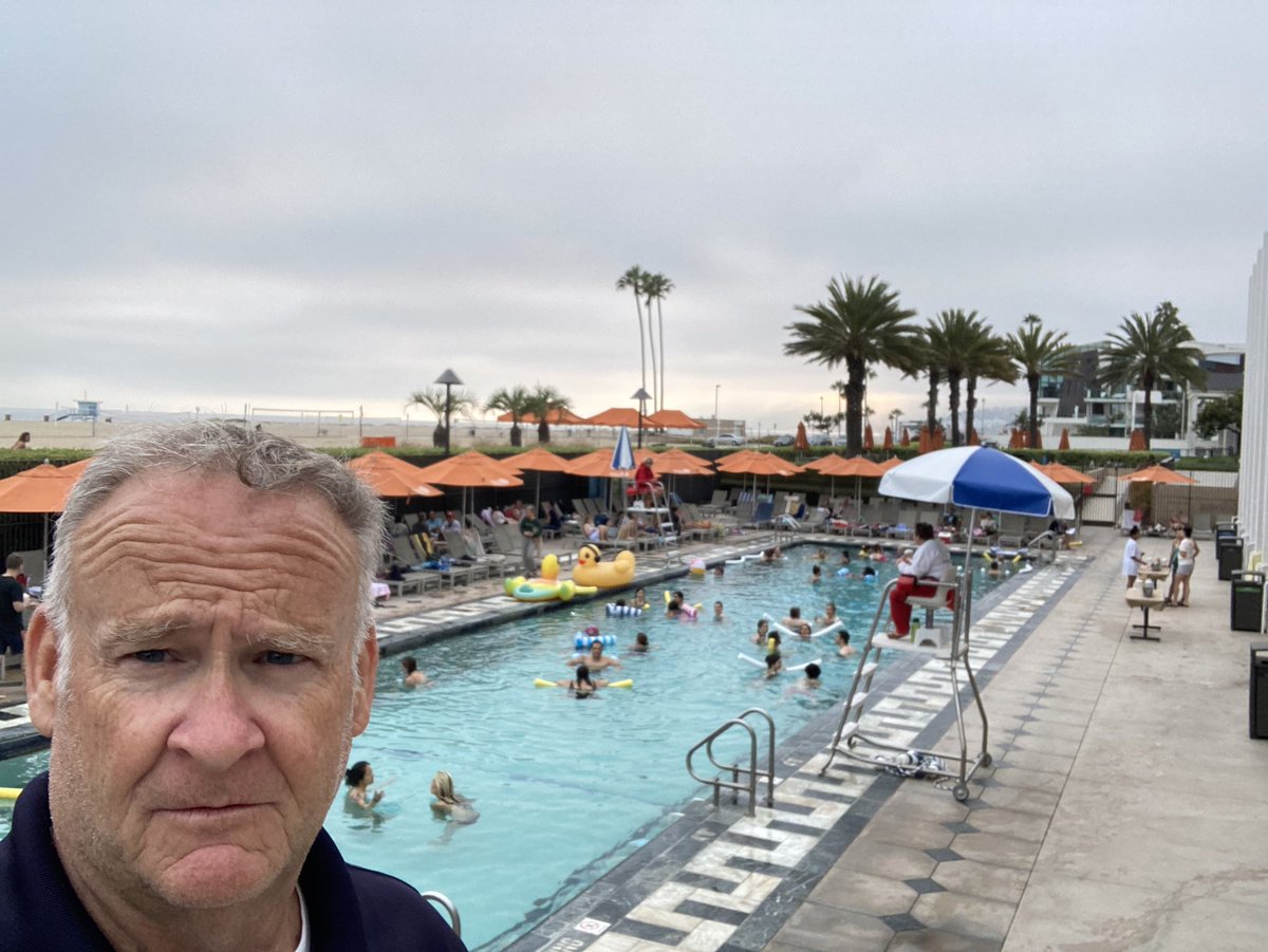 SteveLaRue2's tweet image. Very fun #SunsetSwim 🌅🏊‍♂️ tonight @SMBeachHouse 🙋🏼‍♂️🏖️ #AdultsOnly #PoolFloats #popcorn 🍿 S’mores 🍫 #Music #BeachHouseBliss