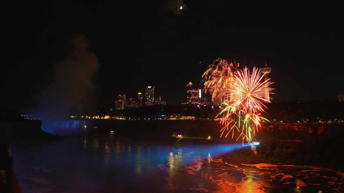 FototakerTony's tweet photo. I cannot believe it!!! Lookity at this!! She's up thar almost the top center! @MoonHourSocial #moonhour #laLunamia #laLuna #myMoon @NiagaraFalls @Canada @NiagaraRegion @TourismNiagara #CanadaNY #theFalls #destinationNiagaraFalls #ontarioCanada @NiagaraFallsNY https://t.co/9R4E5bZrP8