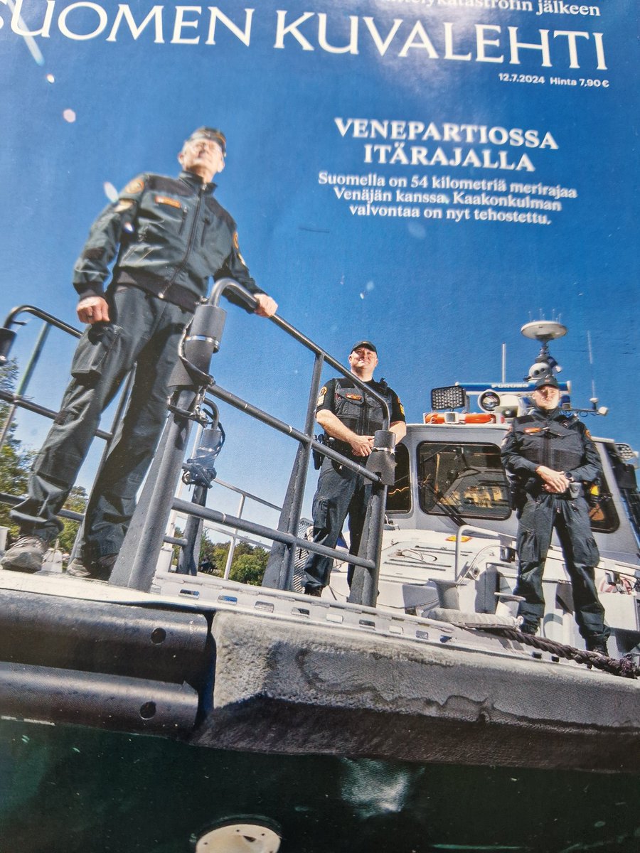 Kinnunen_Jouko's tweet photo. Viikon @SuomenKuvalehti kannessa tuttuja miehiä. Rajavartiolaitos toimii maalla, merellä ja ilmassa. Tänään osallistun #KuhmoFlyIn -tapahtumaan ja puhutaan rajaturvallisuudesta sekä siihen kiinteästi liittyvästä @rajavartijat ilmailusta. #rajaturvallisuuus 🫡 https://t.co/BhBYCSaG58