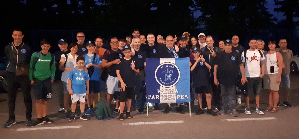 La sveglia è suonata prestissimo questa mattina Ma non per andare a lavorarema perchè vi è una Maglia che bisogna cominciare a tifare Ma dopo la brutto Campionato che ha fatto il Napoli A luglio andate a Dimaro Uomini,Donne e Bambini unita dalla stessa malattia