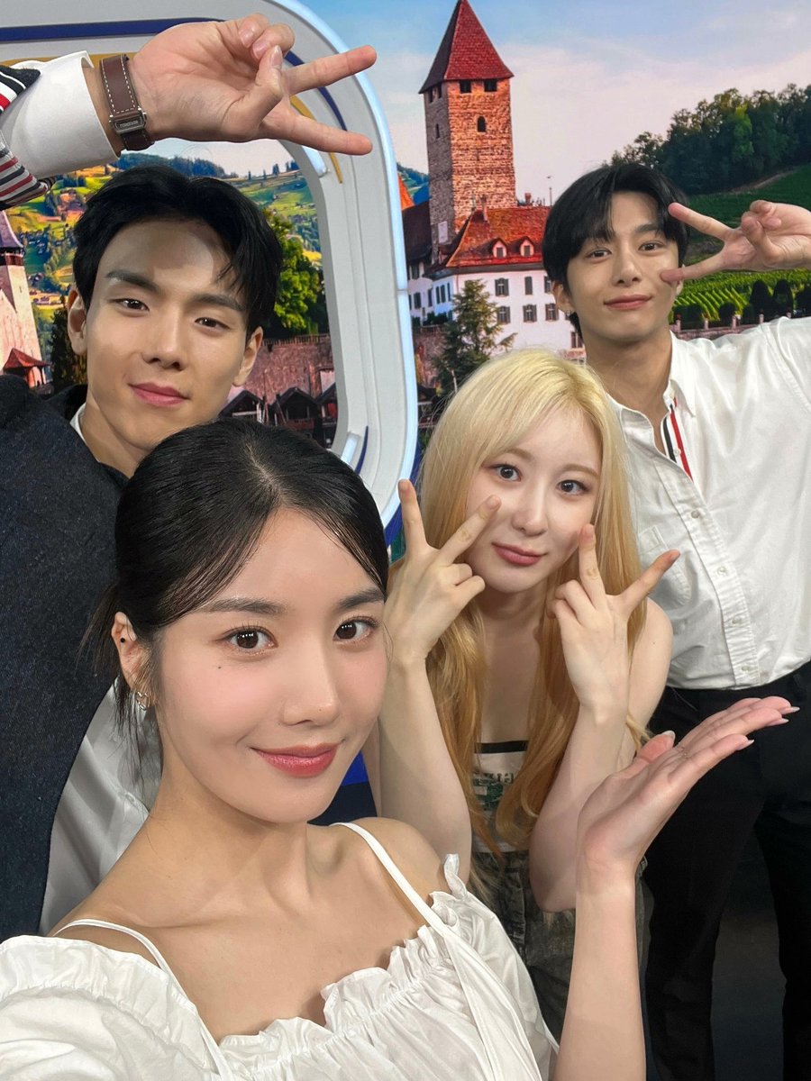 This is me if you care, la rubia natural de aquí. Que aprovechando me fuí a promocionar (lo sé lo sé) y a pasar un buen rato en variedades porque ya hacía falta. Ya me vieron pasando pena? Si no, que esperan para ver el capítulo! [ acortar.link/HhRbOx ] 🖇️★ No olviden el mg.