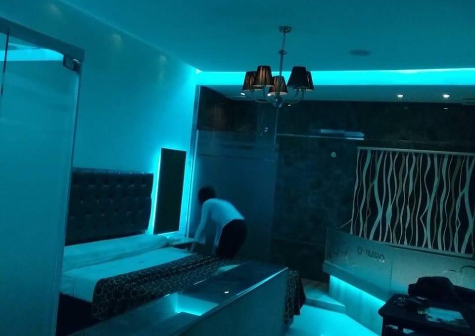 Cuando no sabes si vas a coger o a grabar sesión con bizarrap