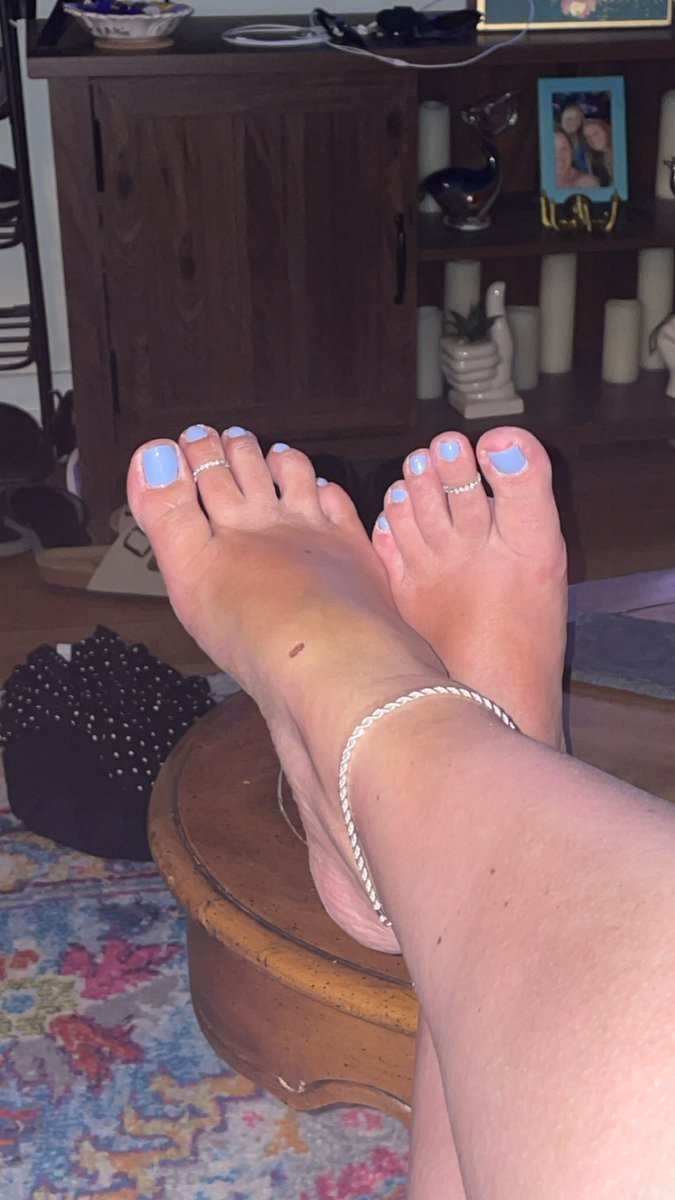 Got a fricken booboo!! Going to need some TLC!! #feet #phillyfeet #feetworshi̇p #footcontent