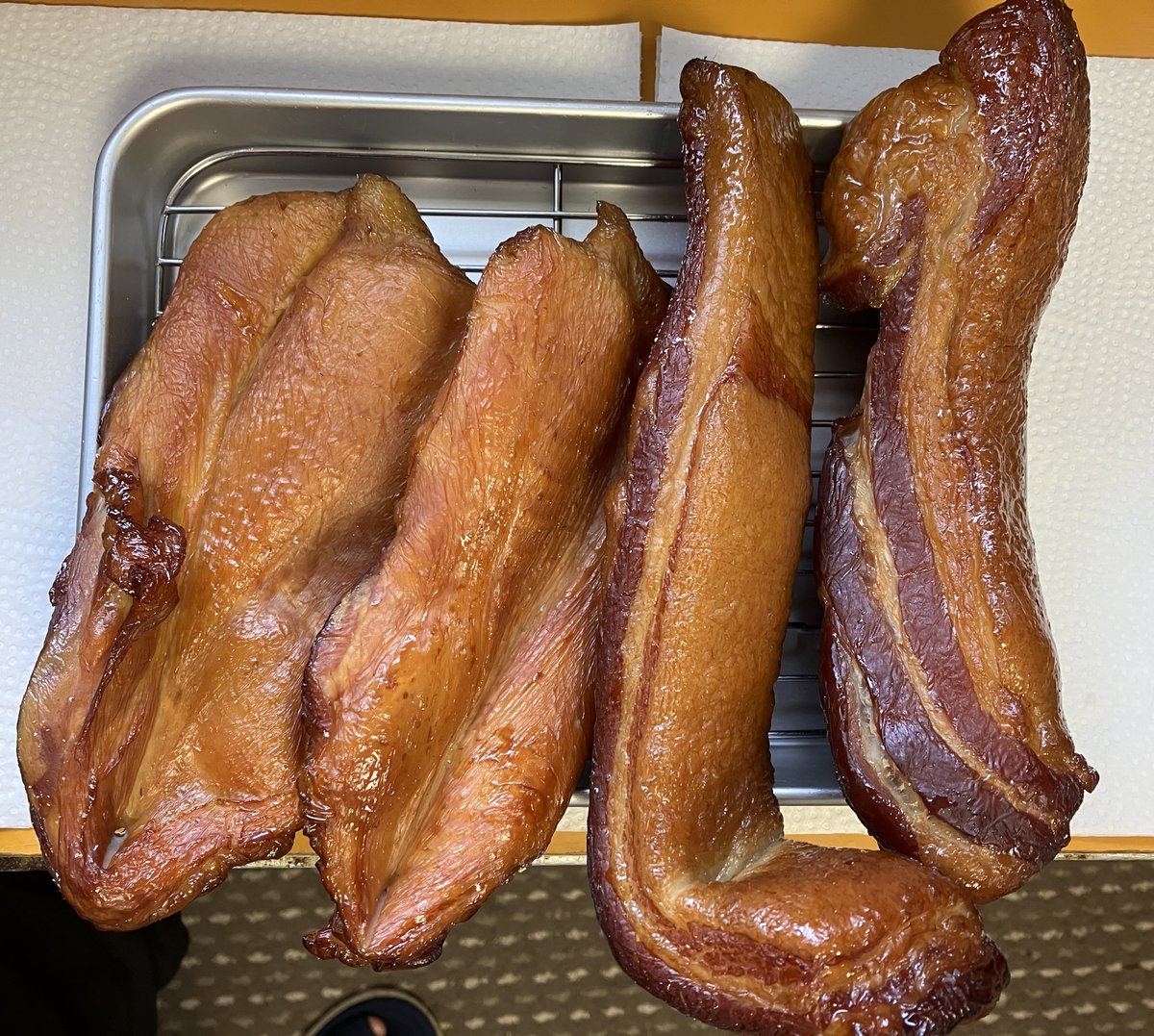 tunaxmagro's tweet photo. 味噌漬け肉の燻製、燻し上がりました〜！！
久々の燻製だったけど、なかなかに良い出来では？w
#燻製 https://t.co/j0XCbS9NFT