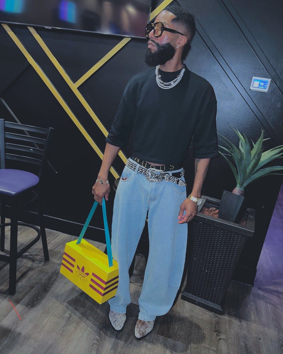 TyBoulevardier's tweet photo. #tyboulevardier #chicago #houston #tyboulevardierstudios #lifestyle #lifestylebarber #barber #barberlife #stylecraft #chicagobarber #explore #explorepage #viral #viralvideos #menmodels #model #barber #barberlife #chicagobarber #celebritybarber #vlog #vlogger #content https://t.co/jXWvqK7RNM