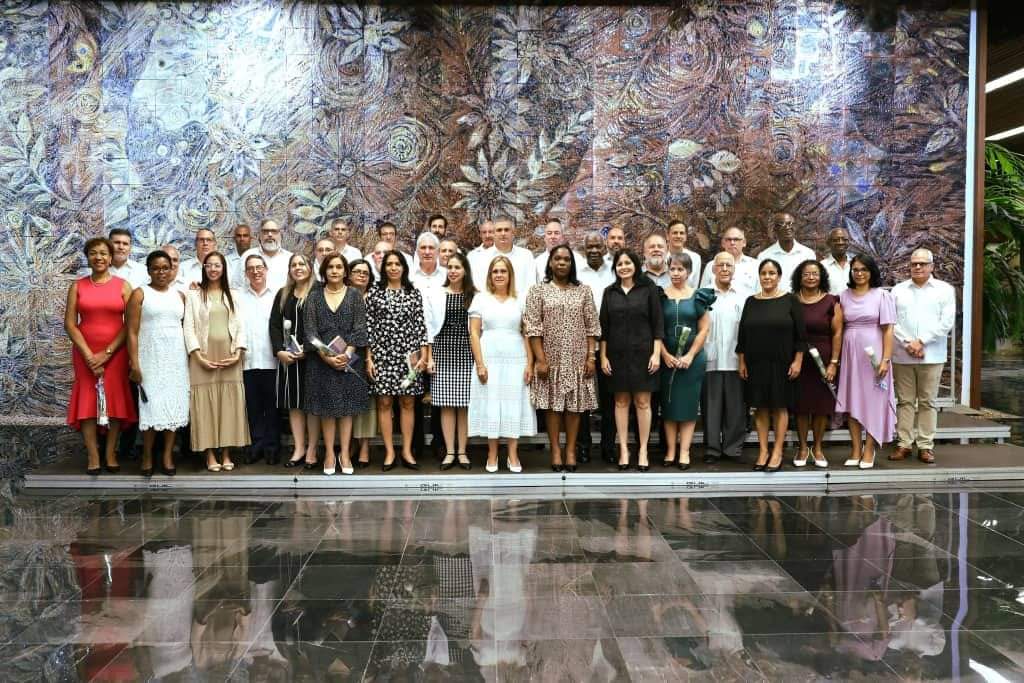 <a href="/DiazCanelB/">Miguel Díaz-Canel Bermúdez</a>, presidió la Ceremonia de Juramento de las nuevas Embajadoras y Embajadores de las Misiones Diplomáticas designados en el Servicio Exterior. Felicidades a las mujeres y hombres de la #DiplomaciaRevolucionaria
Éxitos y adelante. Abrazos
#CubaEnModoVictoria