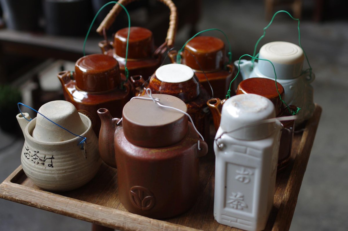 陶器の汽車土瓶が、ポリ茶瓶になり、缶ドリンクとなり、ペットボトルに