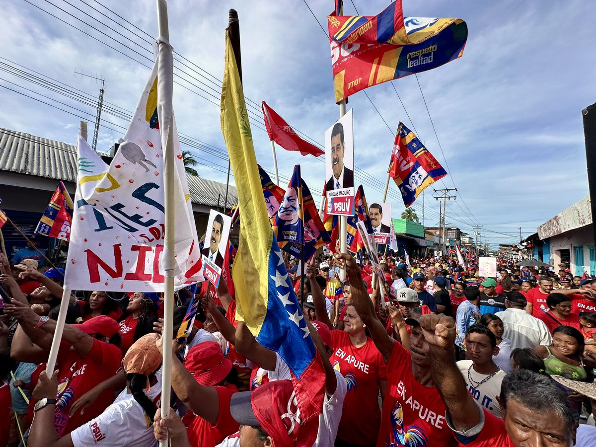 Una vez más dimos muestra de que esta tierra que tanto amo nuestro comandante Hugo Chávez apoya contundente al presidente de la paz <a href="/NicolasMaduro/">Nicolás Maduro</a> 

Marchamos en la parroquia Elorza junto a nuestro Gobernador y enlace del Psuv en Apure <a href="/eduardopiate2/">eduardo piñate</a> 

<a href="/dcabellor/">Diosdado Cabello R</a> <a href="/PartidoPSUV/">PSUV</a>