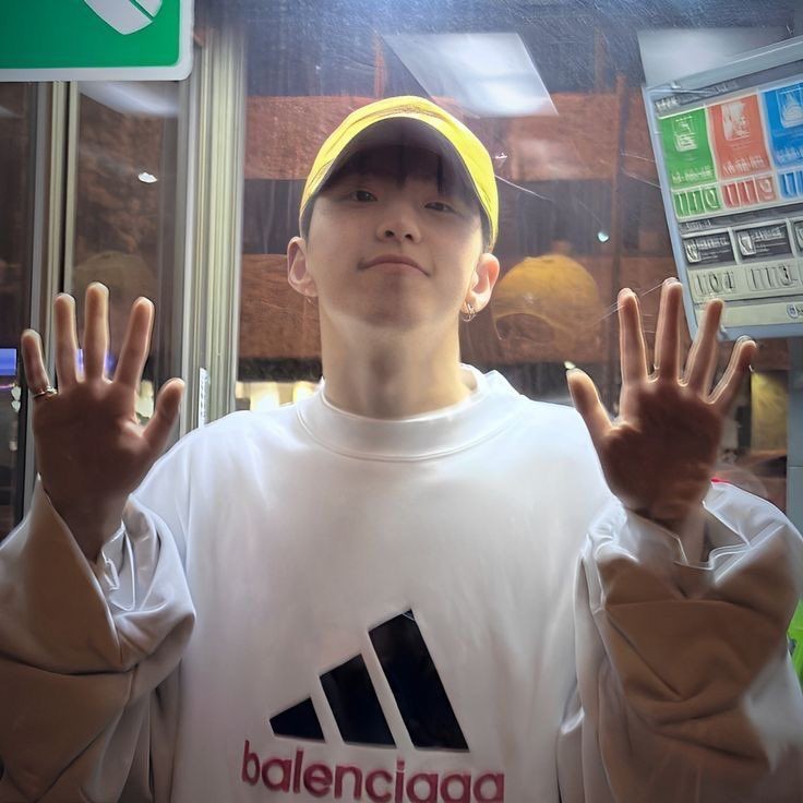 ☆ d- ? looking for interactive moots ᰔ !

୨ she | filo | minor | isfp
୨ looking for gdms, dm and moots
୨ not new to #stantwt &amp; #kpoptwt
୨ preferably engene, carats and nctzens filo moots but any fandom will do :) 

↻ / ♡ to be moots and to spread ! ୨୧