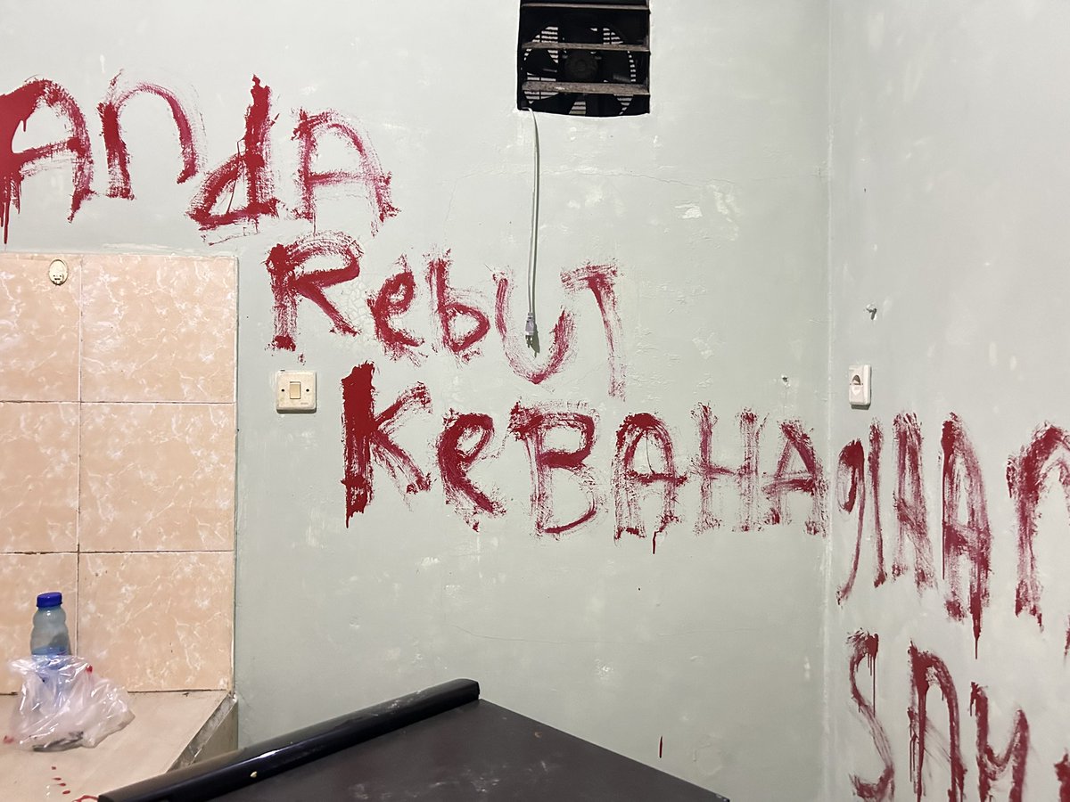 Gue ga paham lagi ya sama yg namanya Rio (anak dari yg punya rumah yg rumahnya gue sewa). Jadi si Rio ini (anak kedua dari ibu yg nyewain rumah ini). Rio ini ga ikhlas ga terimakalo rumahnya disewain sama ibunya. Terus akhirnya rio bikin ancaman kek gini