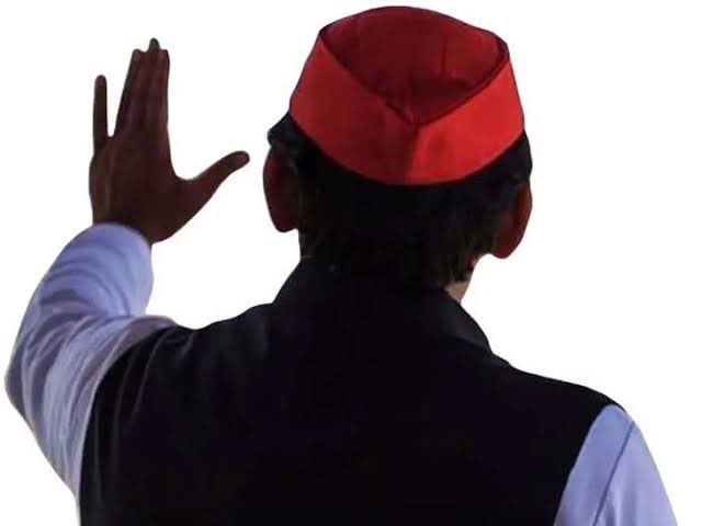 अज्ञात सूत्रों से मिली जानकारी के अनुसार जैसे ही लाल टोपी वाले अंबानी के घर पर पहुंचे वैसे ही सारे बाथरूमों की सुरक्षा Z कैटिगरी में तब्दील कर दी गई

हर एक टोंटी के सामने दो बंदूकधारियों को खड़ा कर दिया गया है।

बात पांच दस हजार के टोंटी का नही है।
बात इज्जत का हैं।

अगर एक भी