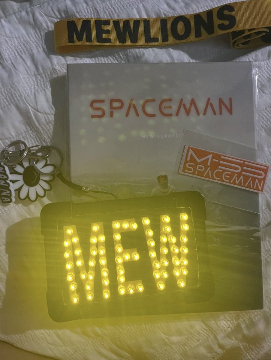 shujireader's tweet photo. kunin niyo na! 400 php free spaceman album! 

rfs: declutterring https://t.co/nkI1E2HHIn