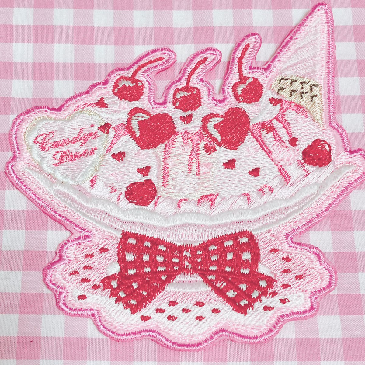 yuuaLOVEmam's tweet photo. 今回も小さなクッキーに小さなCandy' dinerサイン👀🫶💕︎︎❤️
糸で再現しています✨✨
ぜひ見て欲しいpointꔛ♡
#MsCandysCutieshoppe
#刺繍ミシン
#刺繍糸
#embroiderywork
#Originaldata❤︎ https://t.co/MDlQ2ohapP