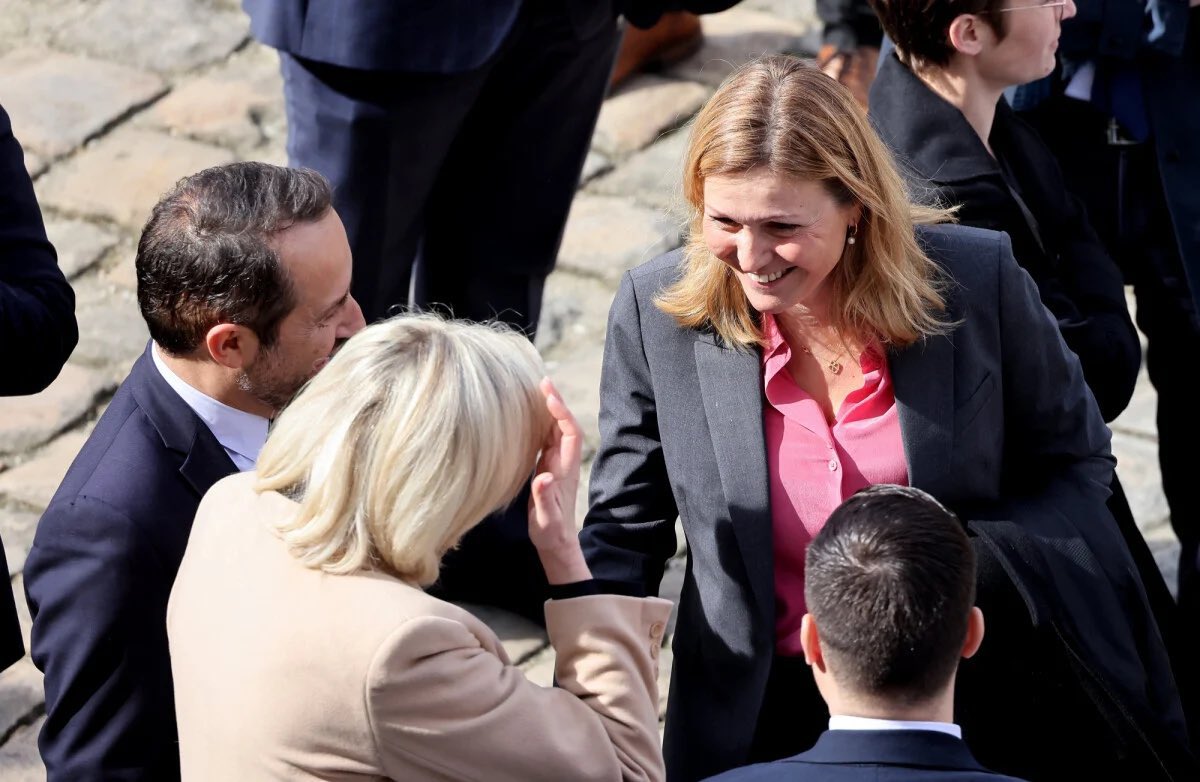 Indignité et déshonneur.

La presse révèle que Yaël Braun-Pivet tente à tout prix de conserver son siège de présidente de l'Assemblée.

Elle aurait déjà pactisé avec le RN, échangeant leur soutien contre des postes.

Un long naufrage moral et politique de la Macronie.