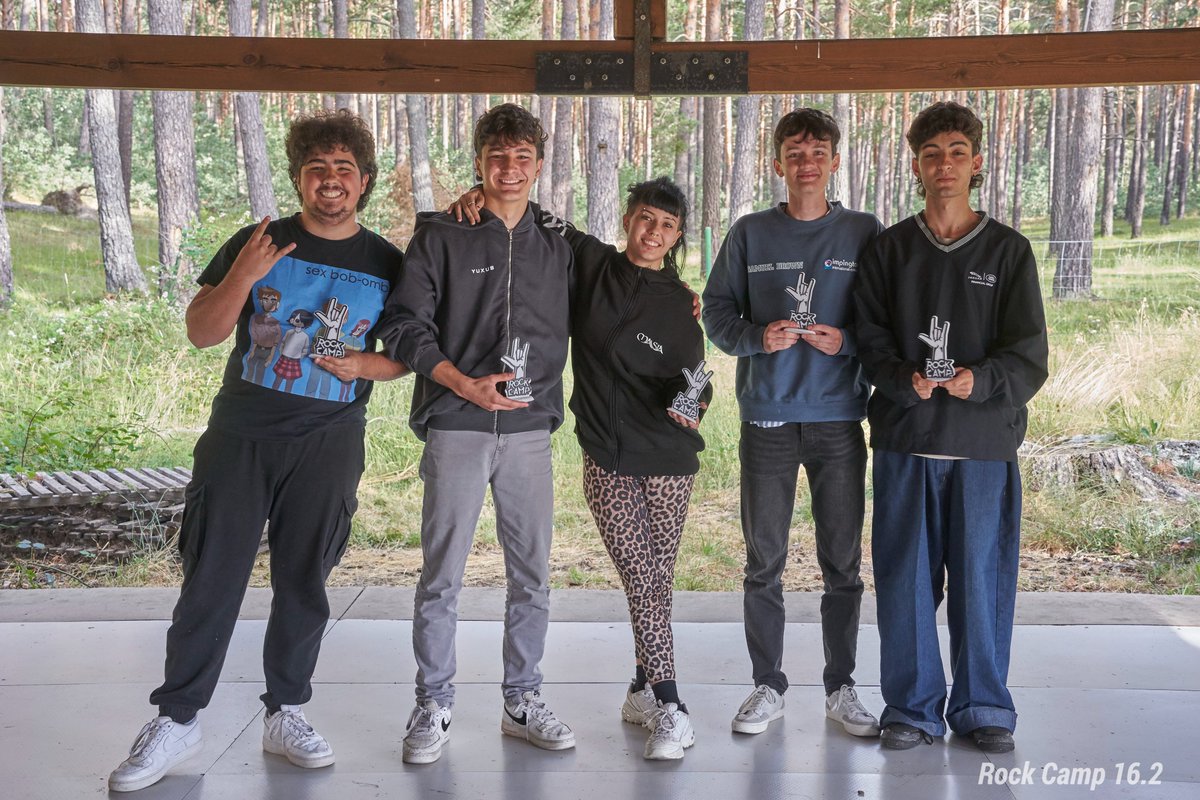 RockCampES's tweet photo. Damos por finalizado el #rockcamp162. Os presentamos a los ganadores de la #MiddleJam (Decode - Paramore) y de la #FinalJam (Mr Brightside - The Killers), que se llevan, entre otras cosas un año de suscripción a la revista  @thisisrockmag  ¡Enhorabuena a todos! #campamento https://t.co/qgRJoiN2P9
