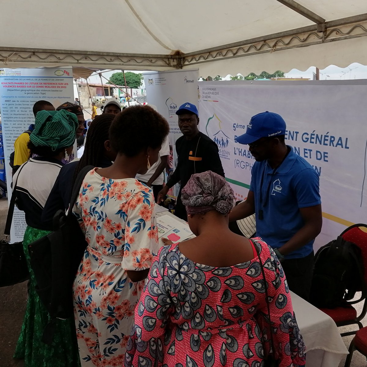 insbenin's tweet photo. Jour 2 de foire de la Journée Mondiale de la Population #JMP2024 à la place Tabera de Parakou, organisée par @unfpa_benin . Les populations satisfaites des explications de l'équipe de l'#INStaD Bénin sur le Cinquième Recensement Général de la Population et de l'Habitation #RGPH5 https://t.co/9B8M7Nni5J