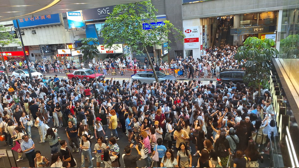 gfo3o_'s tweet photo. omgggg byeon woo seok is famous in Hong Kong https://t.co/aIWjbMSGzV
