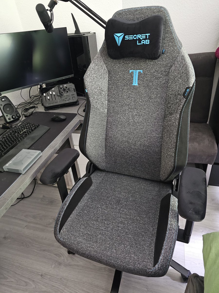 Und ein weiteres Exemplar aus dem Hause <a href="/secretlabchairs/">Secretlab</a> hat den Weg zu uns gefunden.
Dieses Mal der Titan XL in Choral blue (wunderschön in meinen Augen) und gleich dazu die Plushcell Armlehnen - sowas von weich und angenehm, ein Traum!
Freue mich auf viele Jahre in dem Stuhl!