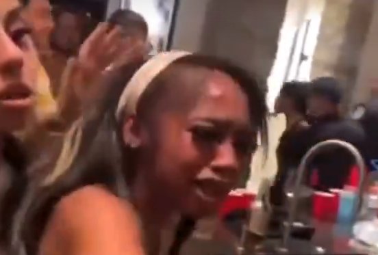 b0hzzy's tweet photo. @lar_xoxo1 Girl what's tht on ur head☠️ https://t.co/6vQ4iOTe4u