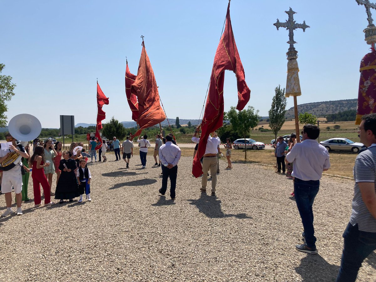 soriapatrimonio's tweet photo. Uno de los momentos más especiales en la romería de la Virgen de la Blanca de #Cabrejas es el saludo de los pendones carmesí de los pueblos que forman la concordia. https://t.co/tKFLw2b0NM