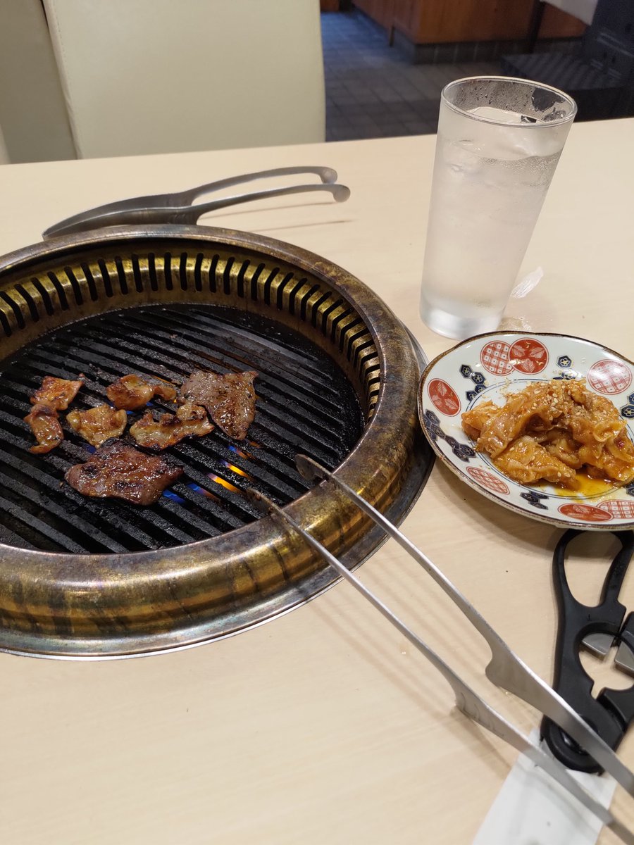 そうだ、肉に酒。これさえあればもう何も怖くない金なら明日の自分が何とかしてくれる…