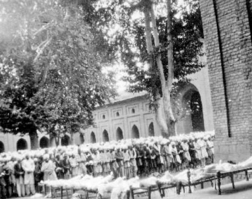 syed_qumail's tweet photo. On July 13, 1931, 22 Kashmiris bravely sacrificed their lives while peacefully reciting the Azaan. They were martyred outside Srinagar Central Jail by troops under the rule of Dogra Maharaja, during a protest against oppressive policies.
#KashmirMartyrsDay https://t.co/L18FB6eTy8