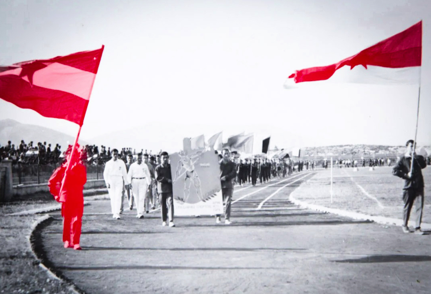 Grad Nikšić kojim su hodali heroji i radnici, kitili ga crvenom za Trinaesti jul. 👉normalizuj.me/razno/crveni-n…