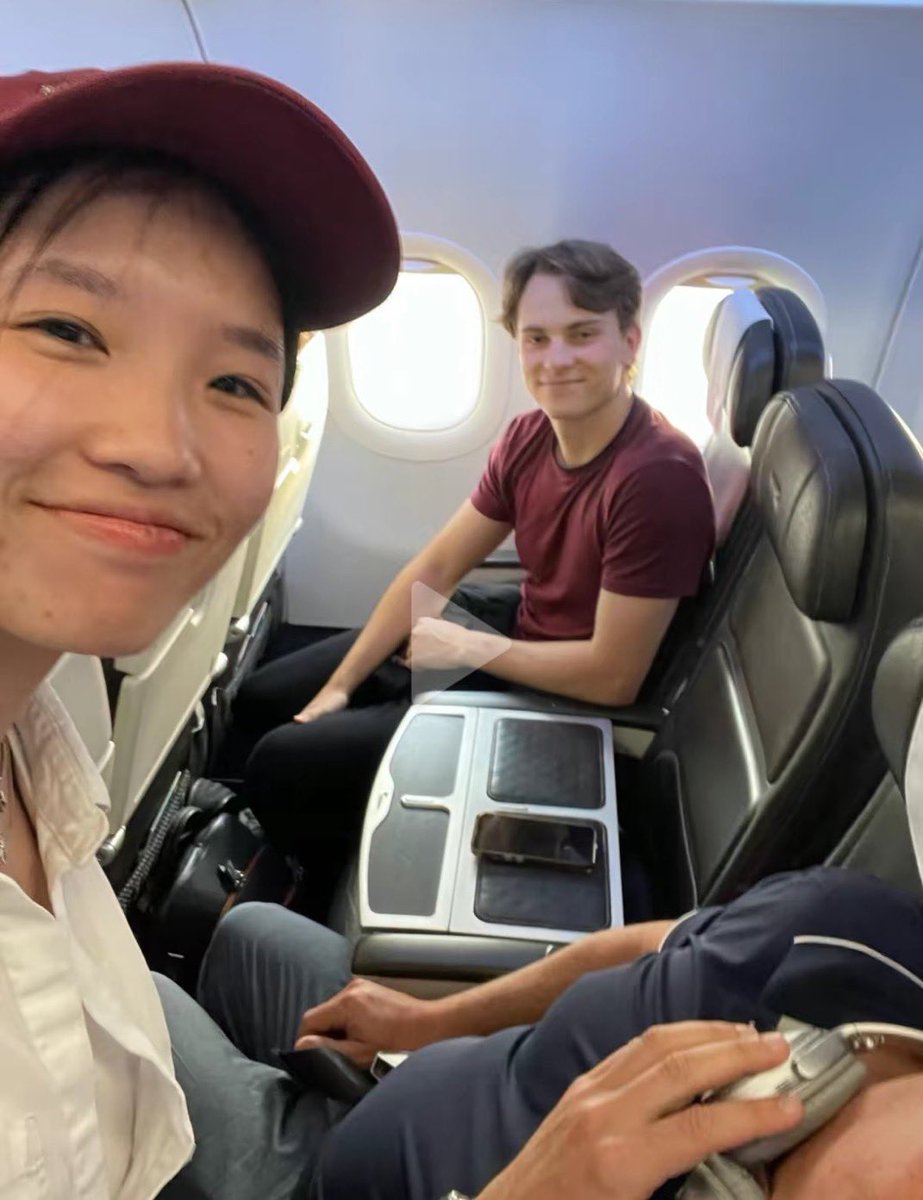 dreamfyrest's tweet photo. never seen an f1 driver fly commercial let alone in economy before 😭 https://t.co/7aK12k5zcT
