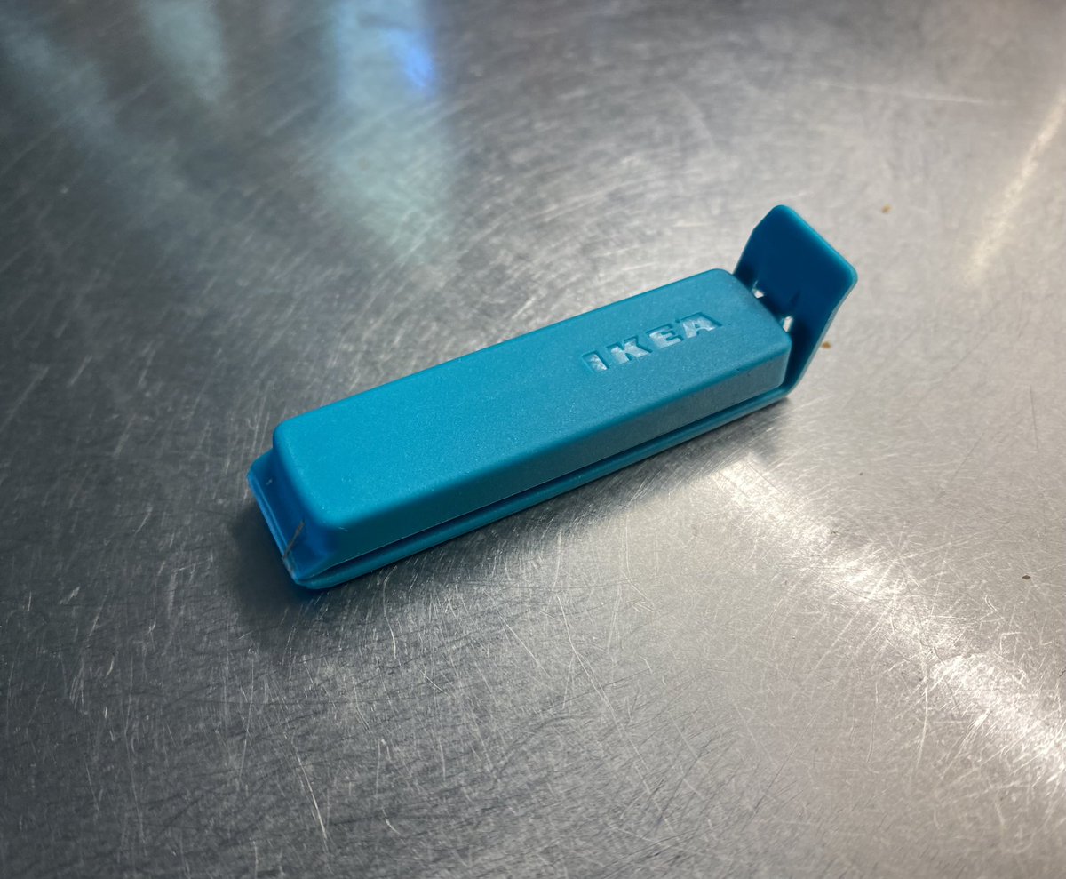 Ärlig fråga, var fan tar alla plastklämmor vägen?? Man slänger inga och de går nästan aldrig sönder. Ändå tar de slut 🤨