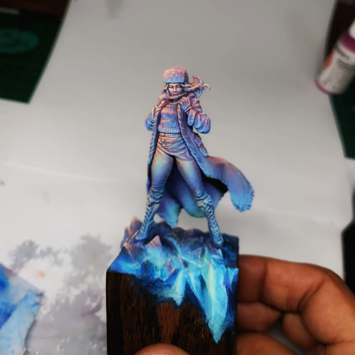 Graphigaut's tweet image. WIP, more work on Winter and working the base in milliput. 😁
Will add snow ❄️ ❄️ ❄️. Also I need to paint the back... 🫣😂 
And done ? 🤔

Winter has been sculpted in clay by me.
Model available at my shop :
graphigaut-studio.com