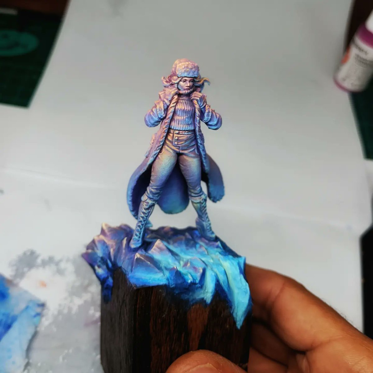 Graphigaut's tweet image. WIP, more work on Winter and working the base in milliput. 😁
Will add snow ❄️ ❄️ ❄️. Also I need to paint the back... 🫣😂 
And done ? 🤔

Winter has been sculpted in clay by me.
Model available at my shop :
graphigaut-studio.com
