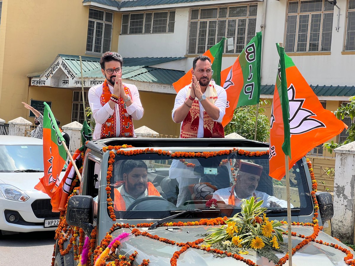 मेरे संसदीय क्षेत्र के हमीरपुर विधानसभा उपचुनाव में भारतीय जनता पार्टी के प्रत्याशी श्री आशीष शर्मा जी को विजयी होने पर बहुत बधाई व असीम शुभकामनाएँ। 

हमीरपुर के भाजपा कार्यकर्ताओं के अथक परिश्रम व पार्टी की जीत के लिए उनके समर्पण को मेरा नमन। मैं इस बड़ी जीत के भाजपा के सभी