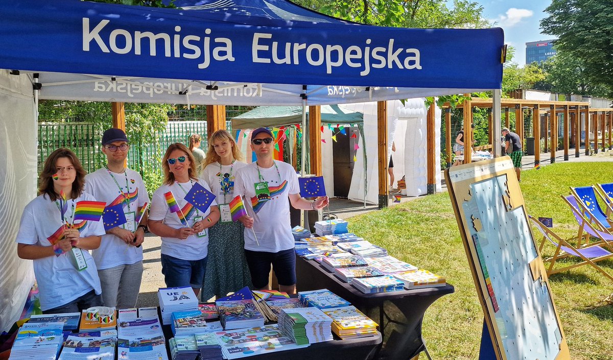 EUinWroclaw's tweet photo. Zapraszamy na skwer Ireny Sendlerowej w Kielcach na Tęczowy Piknik Europejski, gdzie spotkanie naszą niezawodną drużynę z @PIUEwroclaw. O godz. 13.00 wyruszy stąd #MarszRówności🏳️‍🌈 organizowany przez @pro_row_kielce 

#Queerce #UniaRówności 🇪🇺 https://t.co/VPPwKUMQnp
