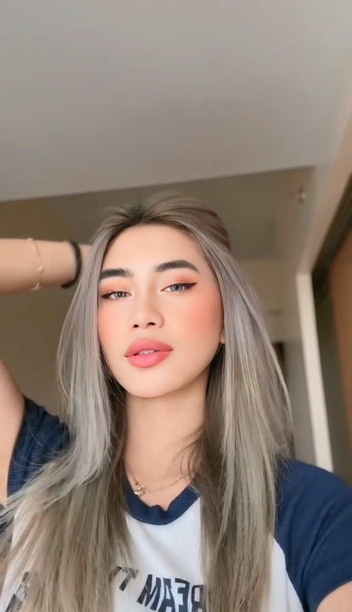 itsomelette15's tweet photo. Gray hair supremacy🫠🖤 https://t.co/9SaCFnFTTa
