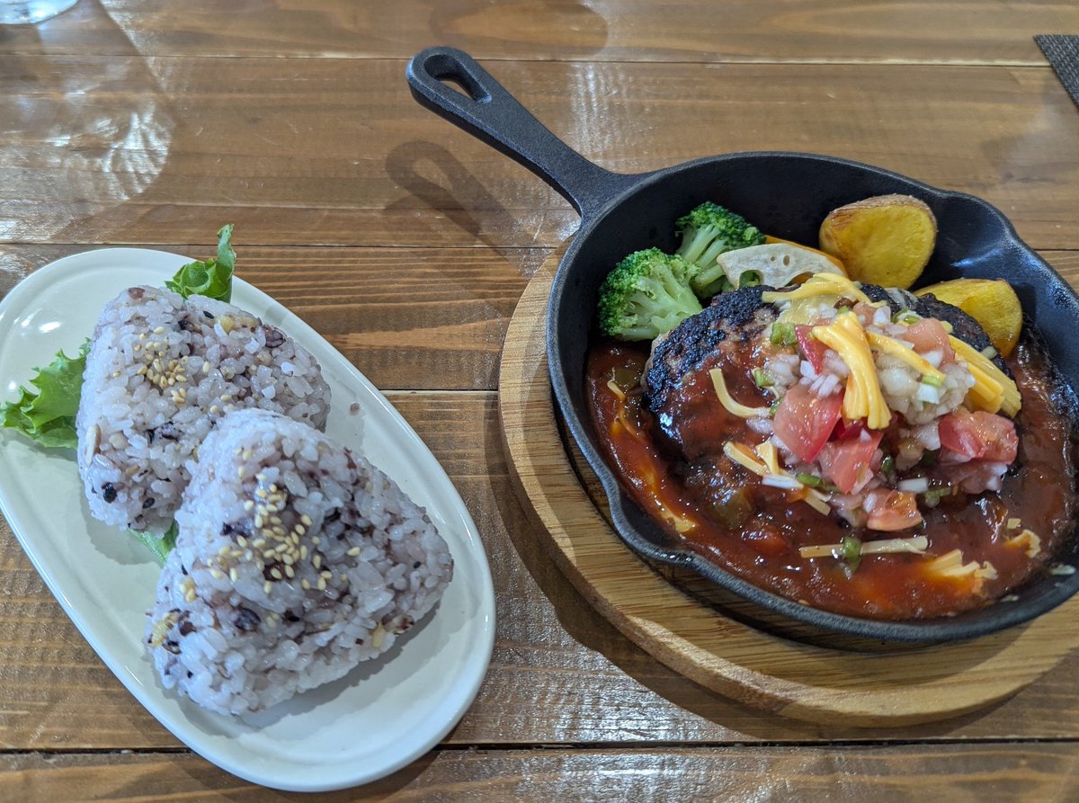 AjitaMebakichi's tweet photo. 嫁の誕生日ということで、ぶらりぶらりとお供した。ハンバーグもパンケーキもおいしかた😸
Maruniさん、マスターが焙煎機の前で静かにハンドピックしてた。めちゃ絵になる。そして美味しいケニアが一杯350円。昭和か?
#CafeCocca
#Marunicoffee https://t.co/ttQ1RyWjXA