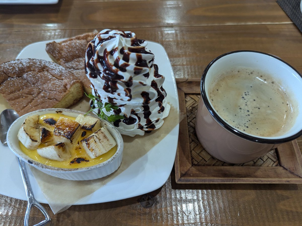 AjitaMebakichi's tweet photo. 嫁の誕生日ということで、ぶらりぶらりとお供した。ハンバーグもパンケーキもおいしかた😸
Maruniさん、マスターが焙煎機の前で静かにハンドピックしてた。めちゃ絵になる。そして美味しいケニアが一杯350円。昭和か?
#CafeCocca
#Marunicoffee https://t.co/ttQ1RyWjXA