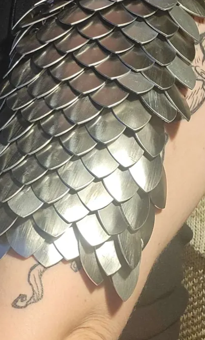 Badassassassin's tweet photo. So I had issues figuring out how scale mail folds in arm creases. 

So I made a piece of scale mail to figure that shit out. Have some of my refs for it! https://t.co/Qw3O5md98P