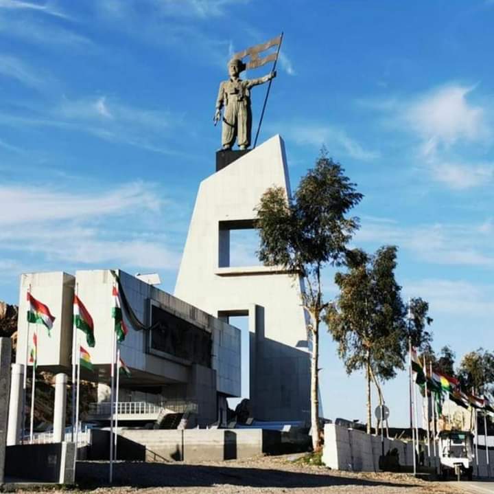 بێ تۆ لەشەقامێک چۆڵ دەچم 
رەنگی مردوو م لێ   نیشتووە
بۆنێگایەکی  پر  نازو  شەرمت
تامردم هەر تۆم خۆش ویستووە