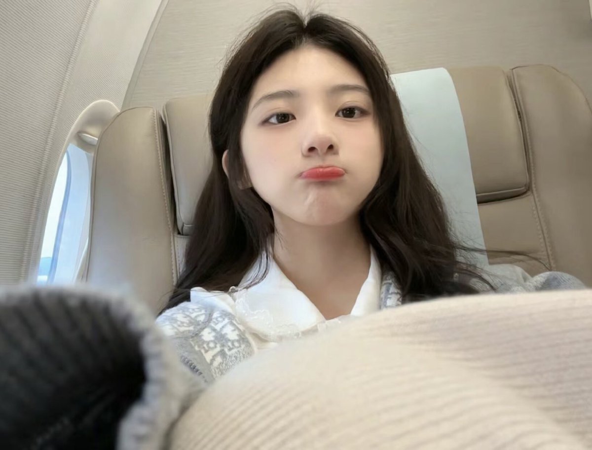 F575542's tweet photo. 坐飞机太无聊，皮一下～ https://t.co/ljV0u8A1Yf