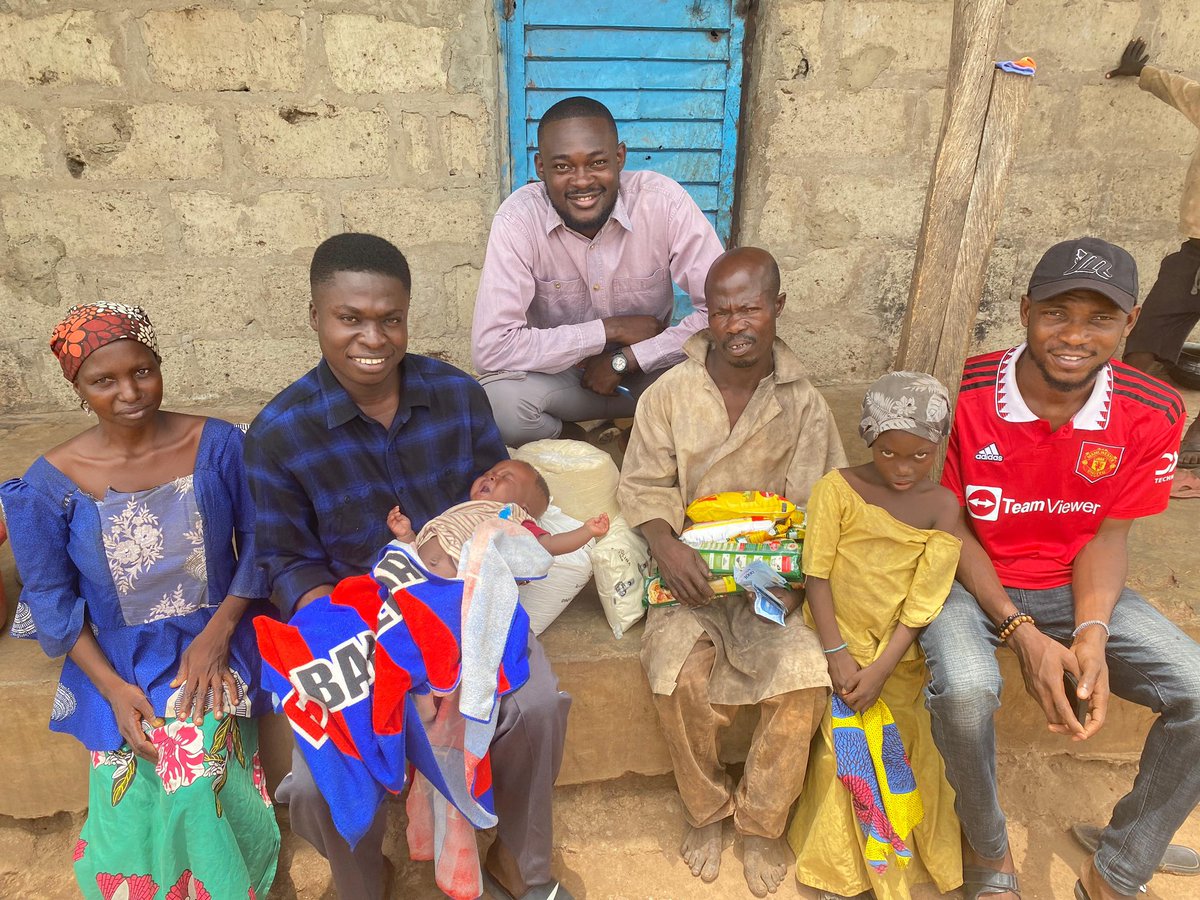 Tobiloba_mide's tweet photo. Part of the wonder people at @LOA_FoundationN who provides foodstuffs to the needy and distribution of writing aids to selected schools across Kwara State. 🫶🏿 https://t.co/xZMf5lKKyY