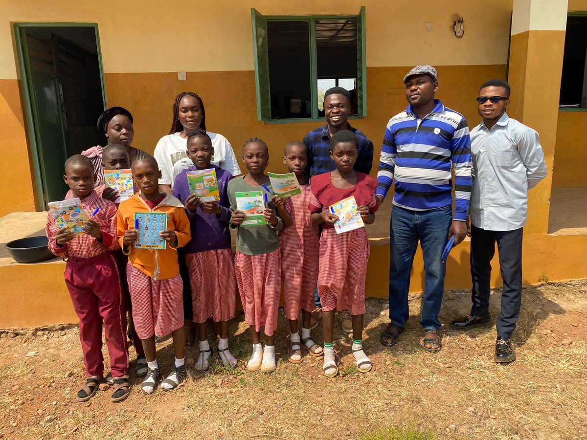 Tobiloba_mide's tweet photo. Part of the wonder people at @LOA_FoundationN who provides foodstuffs to the needy and distribution of writing aids to selected schools across Kwara State. 🫶🏿 https://t.co/xZMf5lKKyY