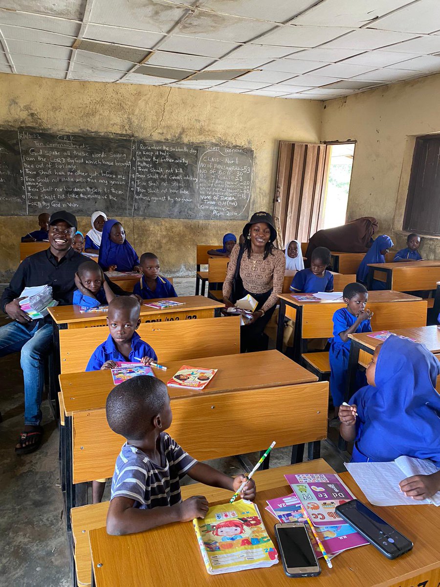 Tobiloba_mide's tweet photo. Part of the wonder people at @LOA_FoundationN who provides foodstuffs to the needy and distribution of writing aids to selected schools across Kwara State. 🫶🏿 https://t.co/xZMf5lKKyY