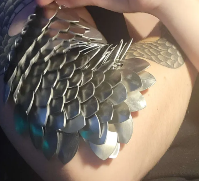 Badassassassin's tweet photo. So I had issues figuring out how scale mail folds in arm creases. 

So I made a piece of scale mail to figure that shit out. Have some of my refs for it! https://t.co/Qw3O5md98P