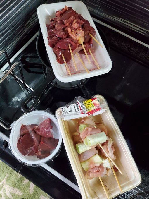 軽い気持ちでとりを串に打ったことを心底後悔した。あまりにも時間と手間すぎる。
あとパン捏ねてる。 