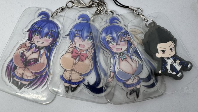 杏奈ちゃんのアクリルキーホルダーを家の鍵に付けて持ち歩いてるけどだいぶ賑やかになってきたな…それに加えて異世界dark杏奈ちゃんも追加されるんだぞ…馬狼が肩身狭くなってるのに…。
でもこうして自分の好きなキャラを持ち歩けるのは良い…。 